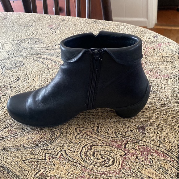 Very cute and comfortable Ecco black bootie. - Picture 4 of 10